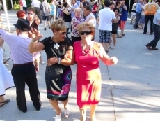 Los bailes de verano para personas mayores animan el parque de Jesuitas