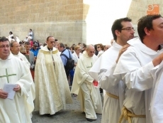 Religiosos y laicos arropan al Corpus Christi en una multitudinaria procesi&oacute;n