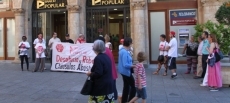 Stop Desahucios protesta contra una entidad bancaria por incumplimiento de cl&aacute;usula y acoso