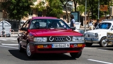 Los coches cl&aacute;sicos engalanan las calles de Pizarrales