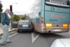 Foto 2 - La colisión entre un autobús y un turismo provoca retenciones en La Glorieta de Carrefour