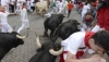 Un toro engancha a un mozo durante el segundo encierro / FOTO: EFE JAVIER LIZÓN