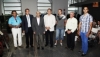 Las autoridades posando con algunos de los propietarios de los antiguos tractores