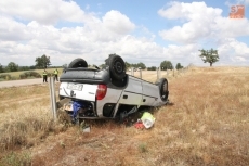Foto 4 - Herido de pronóstico reservado un varón tras volcar con su vehículo en la SA-320 dirección...