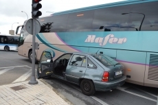 Foto 6 - La colisión entre un autobús y un turismo provoca retenciones en La Glorieta de Carrefour
