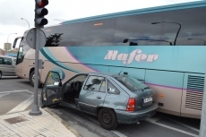 Foto 5 - La colisión entre un autobús y un turismo provoca retenciones en La Glorieta de Carrefour
