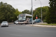 Foto 4 - La colisión entre un autobús y un turismo provoca retenciones en La Glorieta de Carrefour