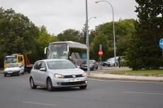 Foto 3 - La colisión entre un autobús y un turismo provoca retenciones en La Glorieta de Carrefour