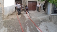 Los vecinos de San Esteban aprendiendo a utilizar las bocas de riego. FOTO : Ayto. San Esteban