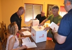 Montando las urnas | Foto @kisanghani