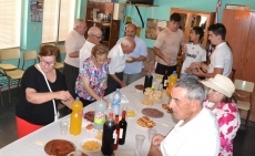 Foto 6 - Los vecinos del Barrio Nuevo y la Avenida de España se reúnen en torno a la mesa