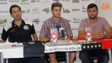 Foto 4 - Nacho S&aacute;nchez, en su presentaci&oacute;n: &ldquo;He firmado tres a&ntilde;os y me gustar&iacute;a ascender todos&rdquo;