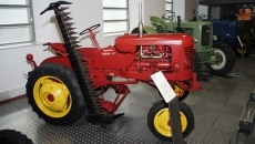 Foto 6 - El Museo de la Automoción homenajea al tractor con una exhibición de 15 piezas antiguas