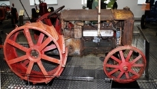 Foto 3 - El Museo de la Automoción homenajea al tractor con una exhibición de 15 piezas antiguas