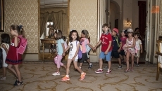 Foto 4 - Los ni&ntilde;os del V Campus de Ingl&eacute;s del 'Globo Rojo' visitan el Ayuntamiento