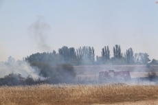 Foto 5 - Un incendio en Santa Marta moviliza a los Bomberos y a la Policía Local horas antes del inicio de...
