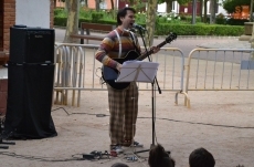 Foto 4 - Las sesiones teatrales en La Glorieta se abren con un hombre-orquesta