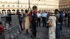 Foto 6 - La Mariseca luce en lo alto de la espadaña del Ayuntamiento como preludio estival de las Fiestas...