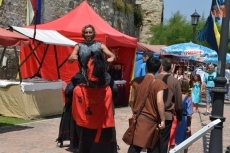 Foto 6 - Calurosa mañana en el Mercado Medieval, animado por los pasacalles