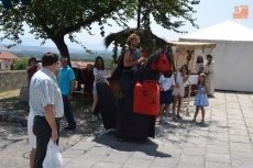 Foto 4 - Calurosa mañana en el Mercado Medieval, animado por los pasacalles