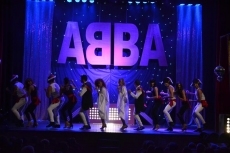 El musical sobre ABBA llena el Teatro Nuevo