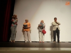 Purificación Pozo, concejala de Cultura se dirige a las hermanas Cabrera en presencia del Alcalde Alejo Riñones/FOTO: Raúl Hernández