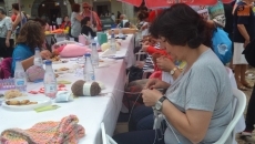 Foto 4 - Manos artesanas tejen el éxito del XI Encuentro de Encajeras ‘Ciudad de Peñaranda’