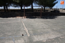 Foto 4 - El estado de deterioro de las pistas deportivas de las piscinas levanta las críticas de varias...