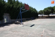 Foto 3 - El estado de deterioro de las pistas deportivas de las piscinas levanta las críticas de varias...