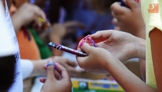 Foto 5 - Los más pequeños de divierten y aprenden en el taller de pulseras de goma