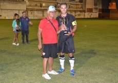 El Ciudad Rodrigo recogiendo su copa