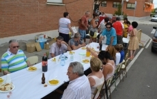 Foto 4 - Los vecinos de Santa Marina se reúnen en torno a la mesa