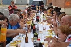 Foto 3 - Los vecinos de Santa Marina se reúnen en torno a la mesa