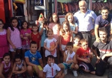 Foto 6 - Los niños del Abadengo conocen la labor del Parque de Bomberos en una jornada de puertas abiertas