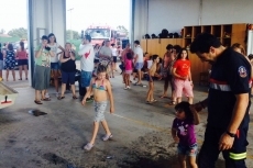 Foto 4 - Los niños del Abadengo conocen la labor del Parque de Bomberos en una jornada de puertas abiertas
