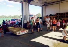 Foto 3 - Los niños del Abadengo conocen la labor del Parque de Bomberos en una jornada de puertas abiertas