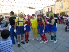 Foto 3 - Color y creatividad en un multitudinario desfile de peñas