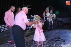 Foto 6 - Apoteósico desfile de peñas con El Bolillón en un pregón de sonetos de humor