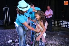 Foto 5 - Apoteósico desfile de peñas con El Bolillón en un pregón de sonetos de humor