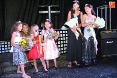 Foto 3 - Apoteósico desfile de peñas con El Bolillón en un pregón de sonetos de humor