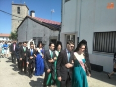 Foto 4 - La Corte de Honor de 2013 arropa la imagen de San Roque durante los actos religiosos