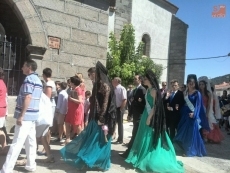 Foto 3 - La Corte de Honor de 2013 arropa la imagen de San Roque durante los actos religiosos