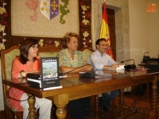 Autoridades municipales y autor/FOTO: Ana Vicente