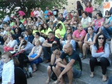 Foto 5 - Niños y mayores disfrutan de los espectáculos de calle dentro de las fiestas patronales