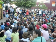 Foto 4 - Niños y mayores disfrutan de los espectáculos de calle dentro de las fiestas patronales