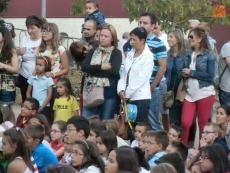 Foto 3 - Niños y mayores disfrutan de los espectáculos de calle dentro de las fiestas patronales