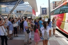 Foto 3 - L&aacute;grimas y abrazos en la emocionante despedida del primer grupo de ni&ntilde;os saharauis