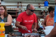 Foto 5 - Más de 200 personas dan cuenta de un asado de churra en el preámbulo de las fiestas 
