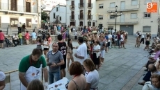 Largas colas para saborear los productos ibéricos en la Plaza Mayor de Ledrada.