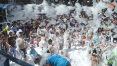 Foto 6 - Solidaridad con Cruz Roja y la Fiesta de la Espuma centran la primera mitad del jueves de ferias